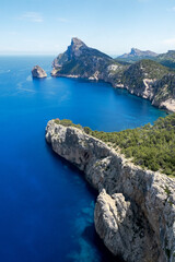 Fototapeta na wymiar Beautifil coast in Mallorca, blue tropical sea, es Colomer