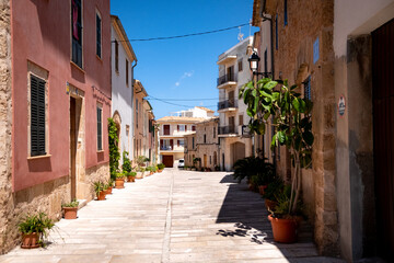 Fototapeta na wymiar narrow street in the old town, mallorca