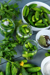 Obraz premium Preserving cucumbers in jars. Selective focus.