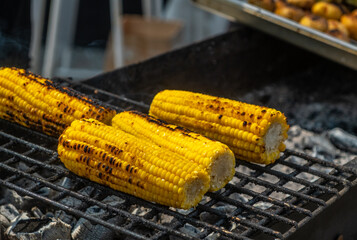 Grilled corn is cooked on the grill.