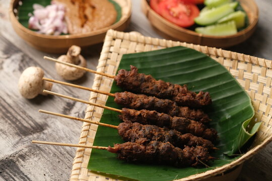 Sate Jamur, is a satay made from oyster mushrooms and edible mushrooms grilled with peanut sauce. This food is suitable for dieters and vegetarians or vegans. Indonesian food. Jamur merang tiram. 