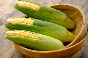 Jagung Manis. Sweet corn is one of the most important commercial maize cultivation groups, after ordinary maize. The specialty is the high sugar content at the time of harvest. Zea mays. 
