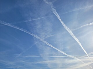 Traces d'avion ciel
