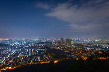 Fototapeta na wymiar Seoul City skyline and downtown and Skyscraper View of Seoul at night is The best view and beautiful of South Korea.