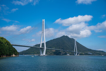 Obraz premium 広島県のしまなみ海道にある多々羅大橋
