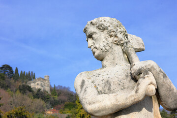 Fototapeta na wymiar statua di uomo col martello, statue of man with ham 