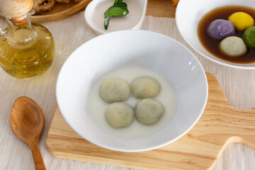 Glutinous Rice Balls with Milk