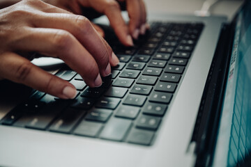 Manos escribiendo en un teclado.