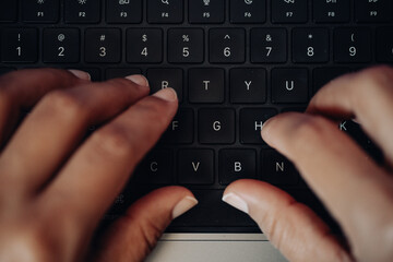 Manos escribiendo en un teclado.
