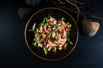 Green salad with mushrooms, tomatoes, walnuts, lettuce and arugula.