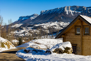 Falaises de l’Aulp du Seuil en hiver depuis la hameau du Villard, à Saint-Pierre-d’Entremont,...