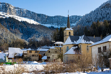 Église du hameau de Saint-Philibert, à Saint-Pierre-d’Entremont, au cœur du parc naturel régional de Chartreuse, en hiver © Ldgfr Photos