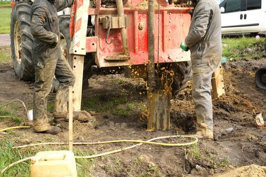 r&eacute;alisation d'un forage rotary &agrave; la boue avec tr&eacute;pan , train de tiges  et soupape pour  faire remonter l'eau &agrave; la surface .