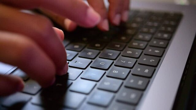 Persona usando un teclado de computadora.