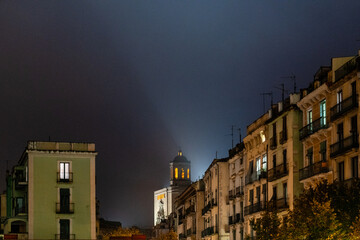 Nachts über den Häusern Dächern in Girona in Katalonien im Nordosten Spanien