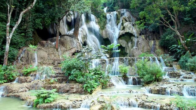 Chute d&rsquo;eau de Kuang Si au Laos region de Luang Prabang en Asie du Sud-Est - Vue a&eacute;rienne d&rsquo;une cascade paradisiaque &agrave; plusieurs niveaux.