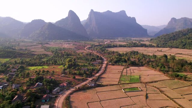 Village color&eacute;s le long d'une piste (route) dans la r&eacute;gion de Vang Vieng au Laos (vue aerienne)