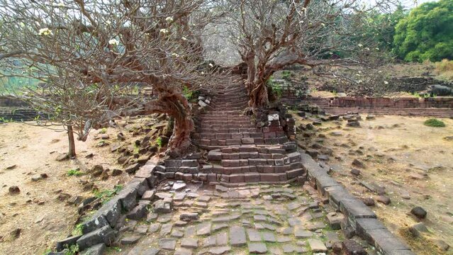 Ruines du temple bouddhiste Wat Phou, class&eacute;es au patrimoins mondial de l'UNESCO (vue a&eacute;rienne 4K) Champasak, Pakse, Laos, Asie du Sud-Est