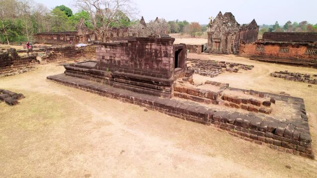 Ruines du temple bouddhiste Wat Phou, class&eacute;es au patrimoins mondial de l'UNESCO (vue a&eacute;rienne 4K) Champasak, Pakse, Laos, Asie du Sud-Est