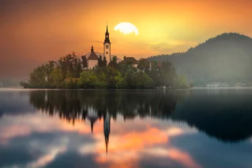 Fotobehang Famous alpine Bled lake (Blejsko jezero) in Slovenia, amazing autumn landscape. Scenic view of the lake, island with church, Bled castle, mountains and blue sky with clouds, outdoor travel background © Samet