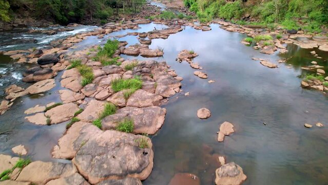 La cascade de Tad Lo (vue du ciel) sur le plateau de Boloven, Laos. Les Laotiens se baignent dans la rivi&egrave;re en fin de journ&eacute;e.