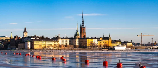 Fototapete Rund Stockholm, Sweden. Large panorama of the old city and of the island of Riddarholmen in winter, church and historical buildings. Ice on the lake Malaren. © John