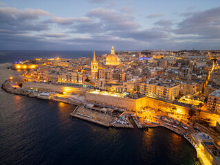 Fototapeta na wymiar view of the old town of Valletta Malta at night