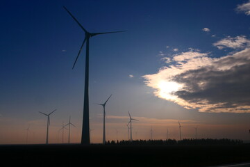Morgenrot über der Windkraftanlage 