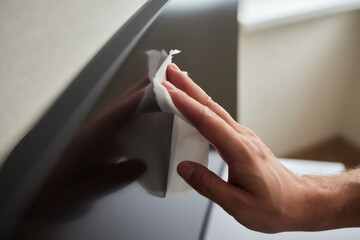 cleaning pc monitor an hand hold a rag