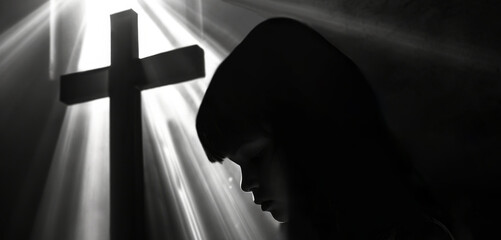 Ein kleines Mädchen schaut traurig und bedrückt, im Hintergrund ein kirchliches Kreuz. - obrazy, fototapety, plakaty