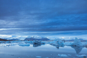 Wunderschöner blauer Eisberg in Island