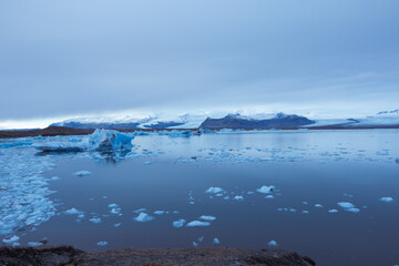 Fototapeta na wymiar Blau Eisberg , Gletscherlagune , Naturlandschaft in Island