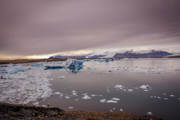 Wunderschöner Eisberg  , Gletscherlagune , Naturlandschaft  in Island