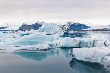 Fototapeta na wymiar Wunderschöne Blauen Eisberg in Island