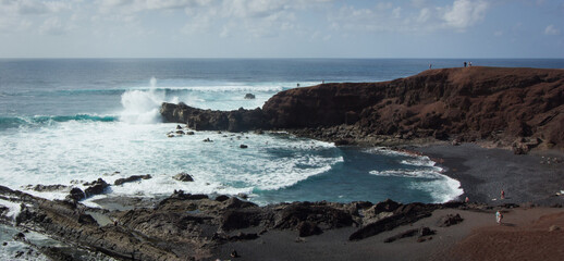 Plage volcanique