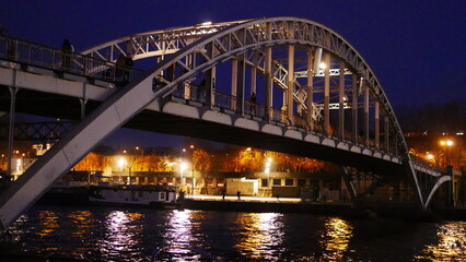 Reflexion lumière sur la surface d'eau, sur la Seine, la nuit, éclairage de lampadaires, ciel...