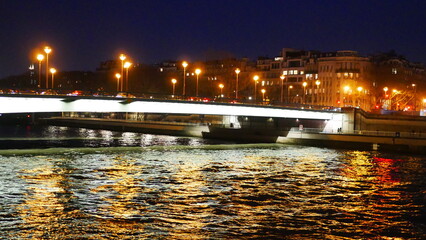 Reflexion lumière sur la surface d'eau, sur la Seine, la nuit, éclairage de lampadaires, ciel...