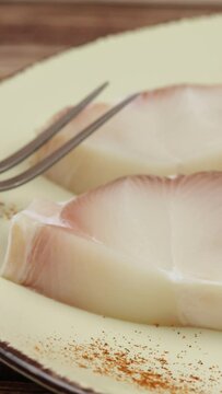 steaks de requin cru, en gros plan, dans une assiette	