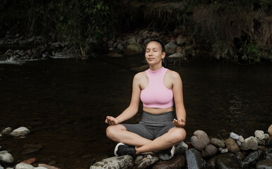 mujer sentada en postura de yoga meditando al aire libre 