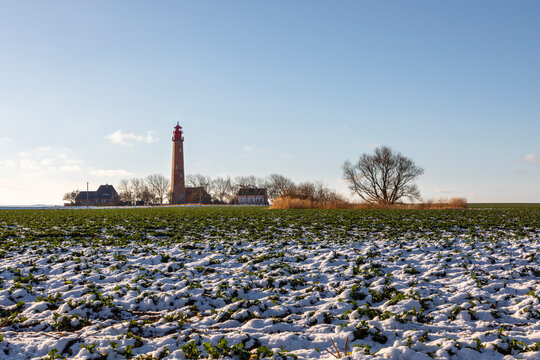 Der Leuchtturm Fl&uuml;gge auf der Insel Fehmarn im Winter