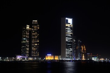 Fototapeta na wymiar Skyline nocturno de Abu Dhabi, Emiratos Árabes Unidos