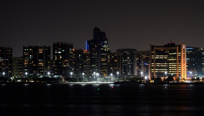Fototapeta na wymiar Skyline nocturno de Abu Dhabi, Emiratos Árabes Unidos