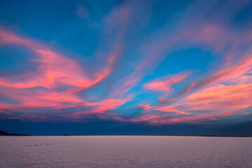 Epic Sunset over the Salt Flat - Breathtaking 4K Ultra HD Desert Landscape
