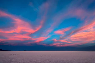 Zelfklevend Fotobehang Epic Sunset over the Salt Flat - Breathtaking 4K Ultra HD Desert Landscape © Only 4K Ultra HD