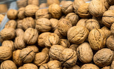 Nuts carefully presented in the market, displaying their freshness and nutritional versatility in an attractive and tempting way.