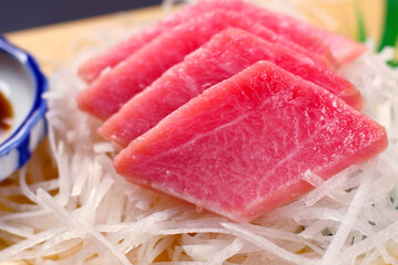 Slices of Fresh Tuna over White Radish - High-Quality 4K Ultra HD Image for Culinary Inspiration