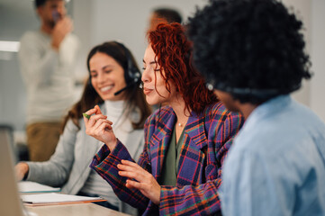 A technical support agent explaining client solutions in call center.