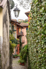 Fototapeta na wymiar Enchanted alleyway in the scenic town of Bellagio at lake Como