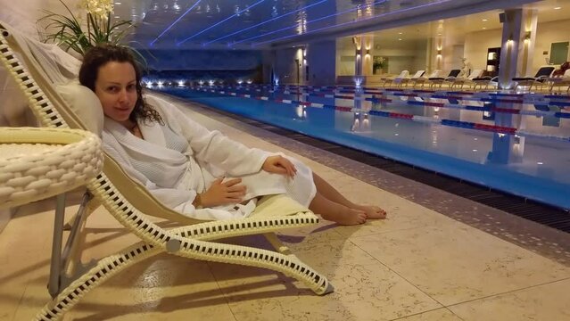 Woman mr in sit in chair near swimming pool