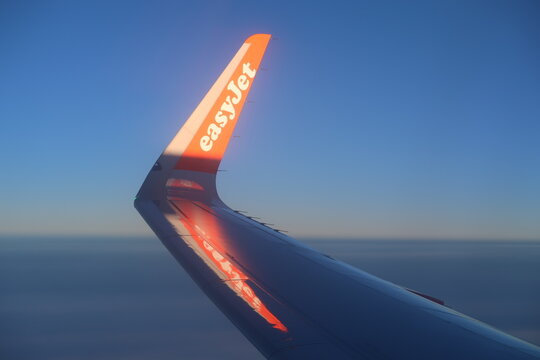 Aile d&rsquo;avion de la compagnie a&eacute;rienne low-cost easyJet, avec son logo orange sur l&rsquo;ailette / ailerette / winglet &ndash; d&eacute;cembre 2023